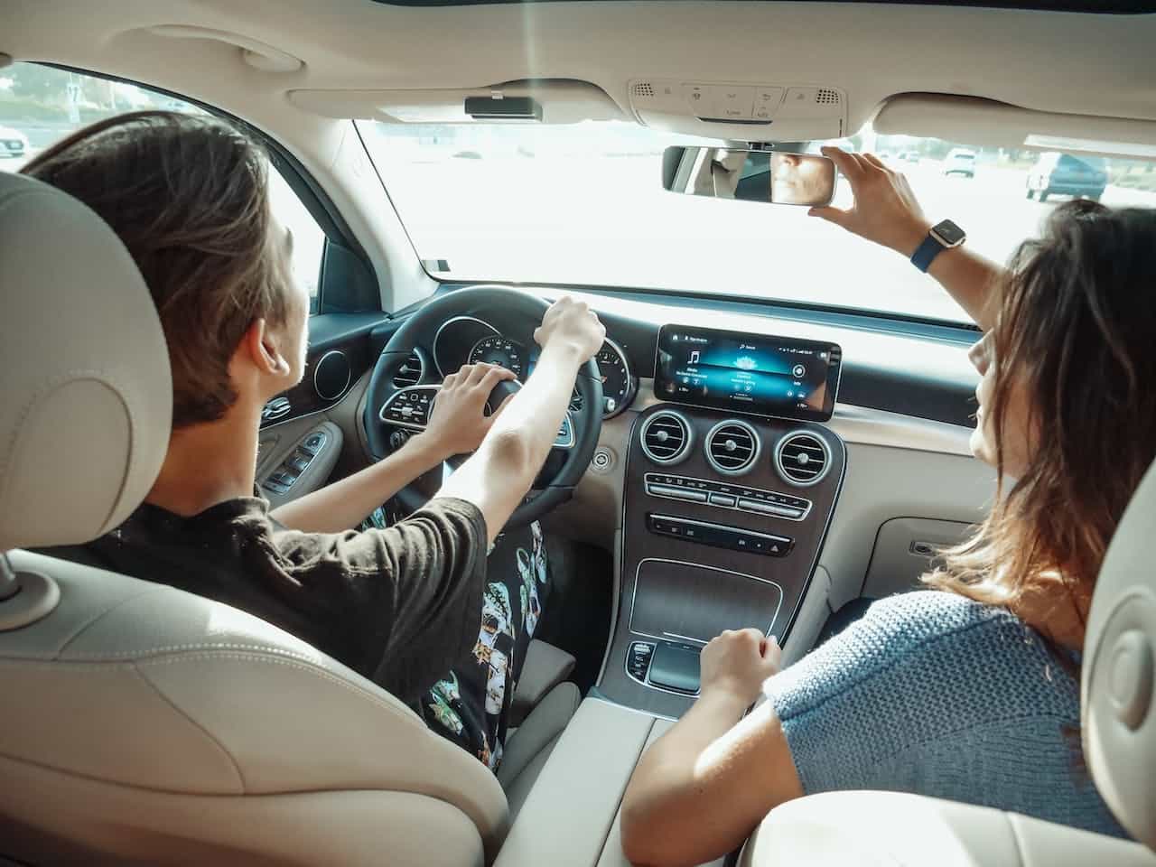 Fahrlehrerin und Fahrschüler in einem Auto